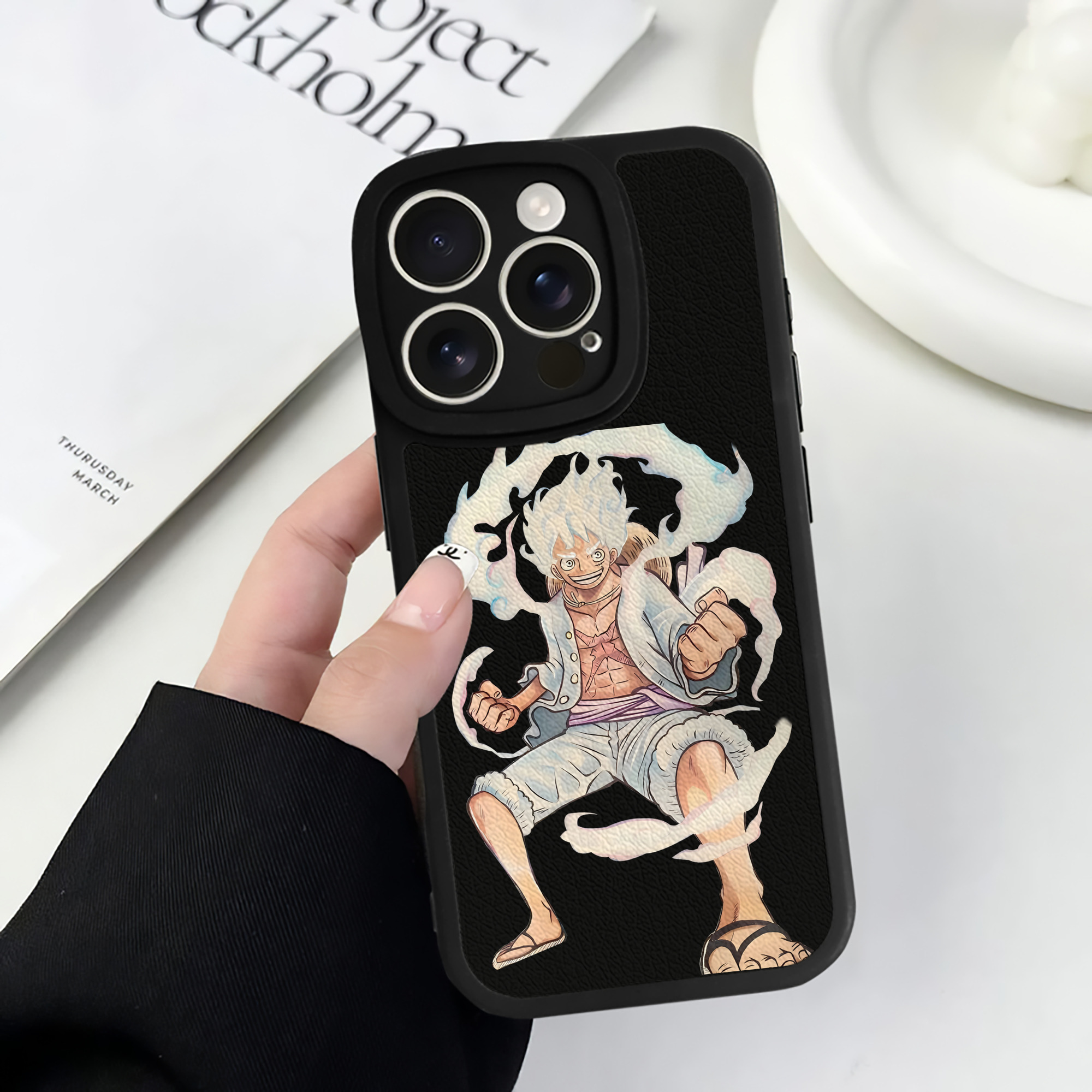 （画像用） ワンピース モンキー・D・ルフィ ONE PIECE Monkey D. Luffy 【iPhone 16シリーズ対応】シリコンスマホケース（レザー調） 材質：シリコン